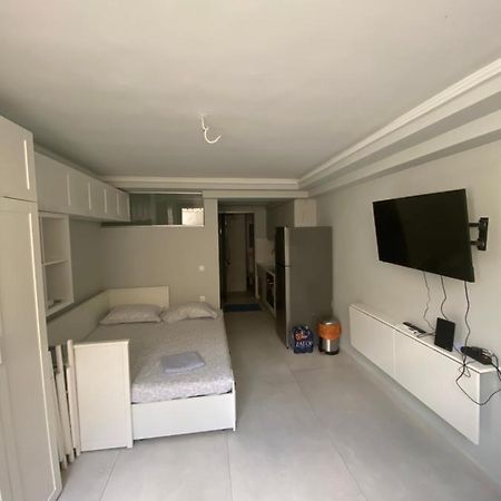 Minimalist Studio Behind Hilton Hotel Athens Exterior photo